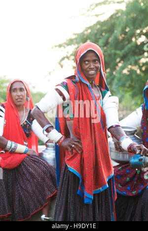 Les femmes tribales dans les collines de Bhenswara, une petite communauté agricole à l'extérieur de Jodphur, Rajasthan, Inde. Banque D'Images