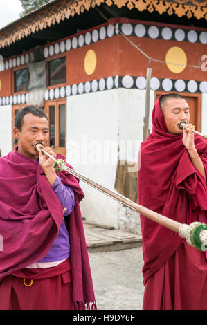 Deux jeunes moines temple coup au monastère de Tawang cornes à Tawang, Inde. Banque D'Images