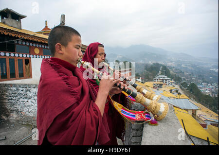 Deux jeunes moines temple coup au monastère de Tawang cornes à Tawang, Inde. Banque D'Images