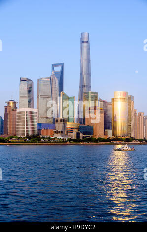 Shanghai Pudong New Horizon de paysage urbain dans le soleil doré. Le bâtiment le plus haut de la Tour de Shanghai est situé à Pudong Banque D'Images