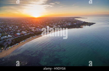 Vue aérienne de soleil sur la plage de Brighton montrant la banlieue et boîtes de baignade. Melbourne, Victoria, Australie Banque D'Images