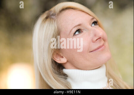 Portrait d'une jolie femme blonde, 35 + Banque D'Images