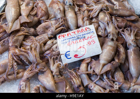 Variété de poissons et fruits de mer locaux sur le marché de la Grèce. Banque D'Images