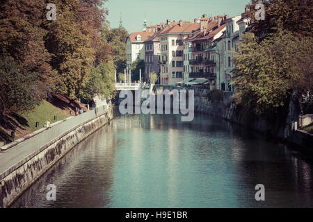 LJUBLJANA, SLOVÉNIE - 24 septembre 2016 : -La Slovénie Ljubljana - centre ville, vue sur la rivière. Ljubljana est le centre d'affaires et culturel de la c Banque D'Images
