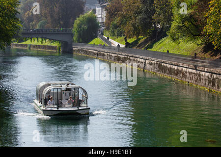 LJUBLJANA, SLOVÉNIE - 24 septembre 2016 : -La Slovénie Ljubljana - centre ville, vue sur la rivière. Ljubljana est le centre d'affaires et culturel de la c Banque D'Images