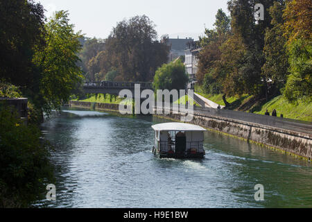 LJUBLJANA, SLOVÉNIE - 24 septembre 2016 : -La Slovénie Ljubljana - centre ville, vue sur la rivière. Ljubljana est le centre d'affaires et culturel de la c Banque D'Images
