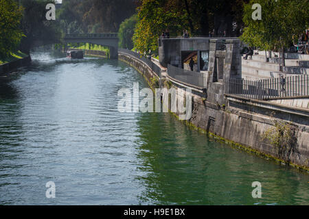 LJUBLJANA, SLOVÉNIE - 24 septembre 2016 : -La Slovénie Ljubljana - centre ville, vue sur la rivière. Ljubljana est le centre d'affaires et culturel de la c Banque D'Images