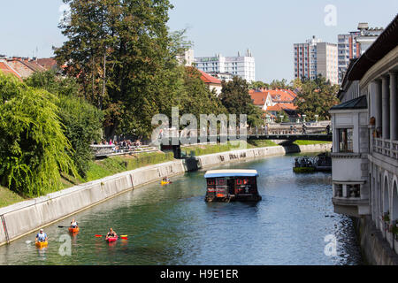 LJUBLJANA, SLOVÉNIE - 24 septembre 2016 : -La Slovénie Ljubljana - centre ville, vue sur la rivière. Ljubljana est le centre d'affaires et culturel de la c Banque D'Images