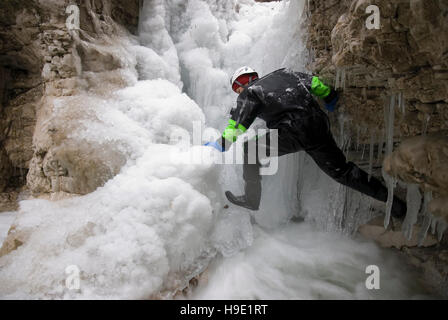 Grimpeur sur glace sur une cascade de glace dans le Parc National de Kalkalpen, Haute Autriche Banque D'Images