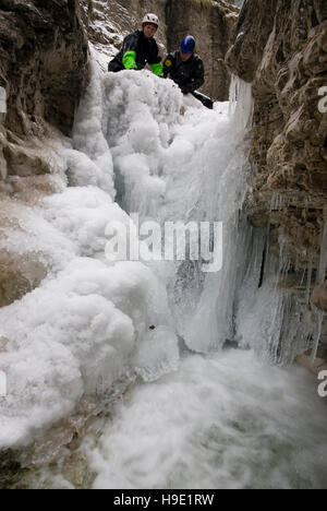 Grimpeur sur glace sur une cascade de glace dans le Parc National de Kalkalpen, Haute Autriche Banque D'Images