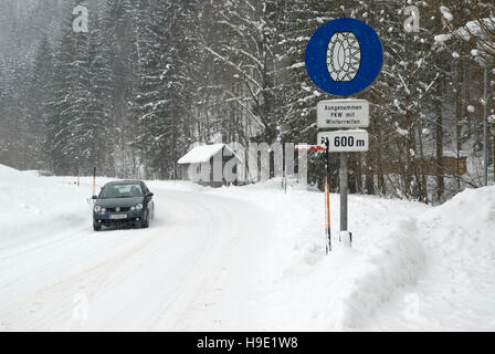 Signe de la circulation, des chaînes à neige obligatoires, Kaiserau, Admont, Styrie, Autriche Banque D'Images
