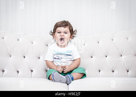 Garçon, enfant, garçon sur le canapé, en colère, en colère enfant garçon Banque D'Images