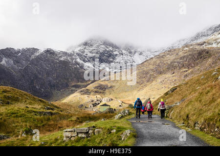 Les randonneurs randonnée sur la piste des mineurs avec la neige et les nuages bas sur le mont Snowdon en hiver. Pen-y-Pass Llanberis Gwynedd au nord du Pays de Galles Royaume-uni Grande-Bretagne Banque D'Images