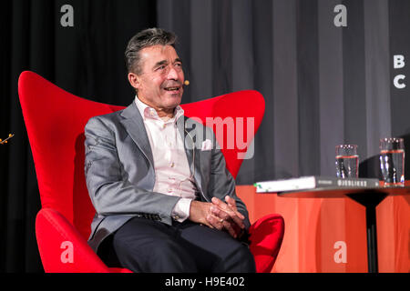 Homme politique et écrivain, Anders Fogh Rasmussen, vu lors d'une entrevue à Book Fair 2016 BogForum à Copenhague. Banque D'Images