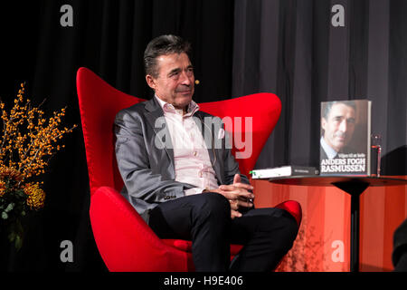 Homme politique et écrivain, Anders Fogh Rasmussen, vu lors d'une entrevue à Book Fair 2016 BogForum à Copenhague. Banque D'Images