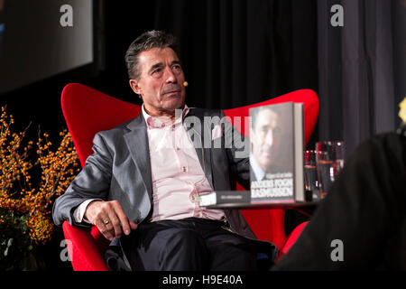 Homme politique et écrivain, Anders Fogh Rasmussen, vu lors d'une entrevue à Book Fair 2016 BogForum à Copenhague. Banque D'Images