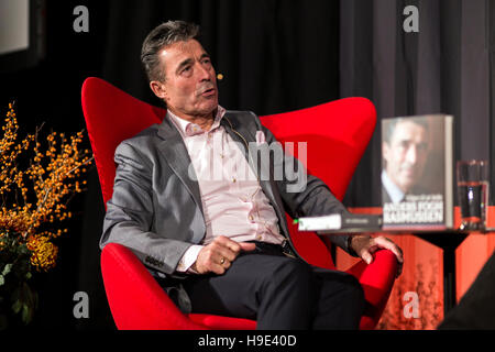 Homme politique et écrivain, Anders Fogh Rasmussen, vu lors d'une entrevue à Book Fair 2016 BogForum à Copenhague. Banque D'Images