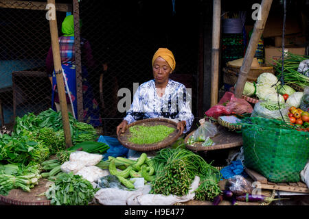 Femme indonésienne de vendre des légumes frais au marché de Semarang. 9 janvier 2014 - Java, Indonésie Banque D'Images