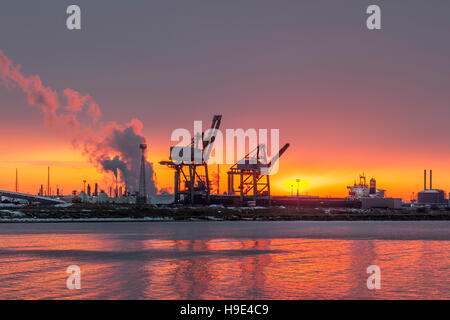 Coucher de soleil à Hartlepool Docks, Dock Cranes ; tours symétriques, cheminées et grues en silhouette vue de South Gare, Teesside, North Yorkshire, Royaume-Uni Banque D'Images