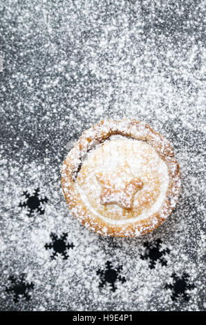 Hacher menu de Noël gâteau, décoré avec une étoile et saupoudrés de sucre glace sur l'ardoise et fond d'or Banque D'Images