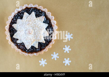 Tartes Tarte au mincemeat noël, décorée d'une étoile et saupoudrés de sucre glace sur un fond d'or Banque D'Images