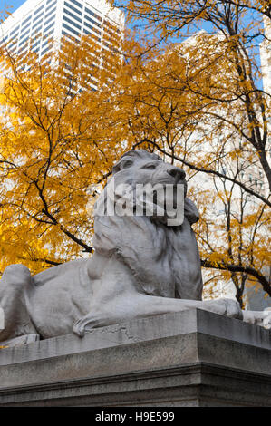 Bryant Park, Fortitude, l'une des deux sculptures de lion de l'artiste Edward Clark Potter, monte la garde sur le côté nord de la bibliothèque publique de New York Banque D'Images