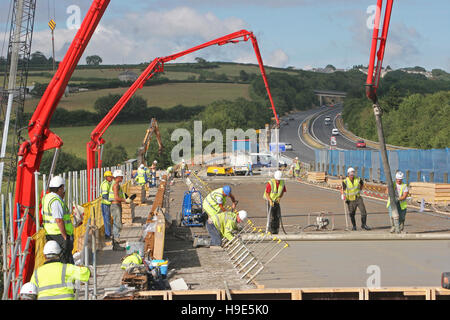 Le béton est passé au cours de la construction d'un nouveau pont routier sur l'A30 de traverser la rivière Tamar sur la frontière Devon/Cornwall Banque D'Images