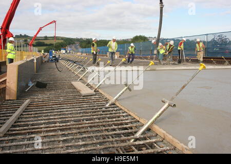 Le béton est passé au cours de la construction d'un nouveau pont routier sur l'A30 de traverser la rivière Tamar sur la frontière Devon/Cornwall Banque D'Images