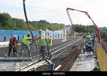 Le béton est passé au cours de la construction d'un nouveau pont routier sur l'A30 de traverser la rivière Tamar sur la frontière Devon/Cornwall Banque D'Images