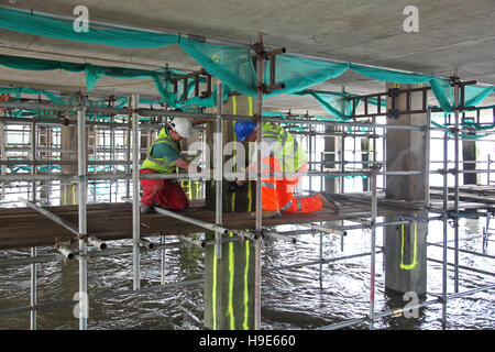 Les travaux de maintenance sont effectués à l'ossature en béton soutenant le traversier de Woolwich dans les marées rampe Tamise Banque D'Images