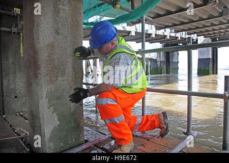 Les travaux de maintenance sont évalués sur l'ossature en béton soutenant le traversier de Woolwich dans les marées rampe Tamise, Londres Banque D'Images