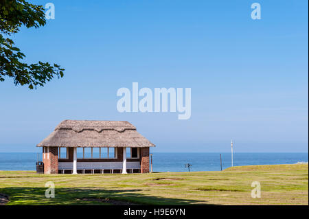 Un abri et lieu de s'asseoir sur le front de mer de Cromer Norfolk , , Angleterre , Angleterre , Royaume-Uni Banque D'Images