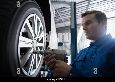 Mécanicien professionnel changer la roue de voiture Banque D'Images