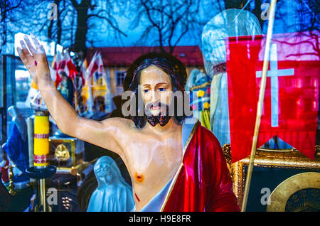 Czestochowa Pologne, affichage de vitrine avec produits votifs religieux articles Sacré catholique Jésus Christ, Business Banque D'Images