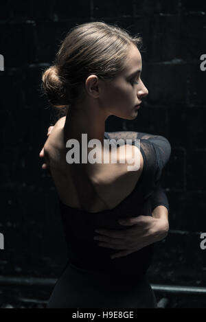 Danseur charismatique debout dans une position de recul complet Banque D'Images