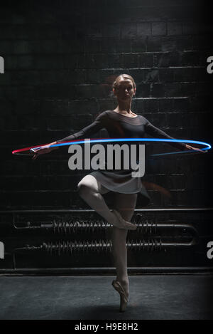 Avec un agréable gymnast ruban gymnastique coloré Banque D'Images