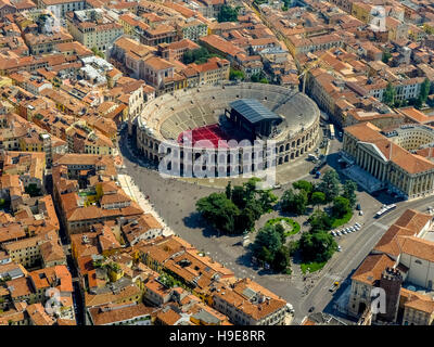 Vue aérienne, Barbieri Palace, Palazzo Barbieri, Arena di Verona, la Piazza Bra, l'amphithéâtre romain, le centre-ville de Vérone, Banque D'Images