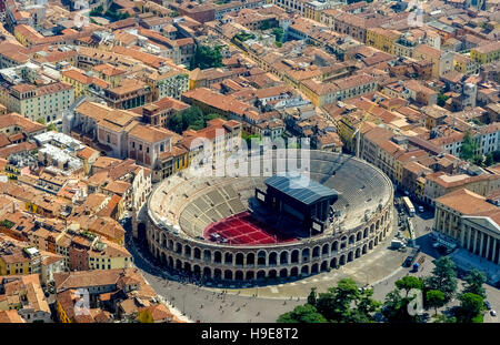 Vue aérienne, Barbieri Palace, Palazzo Barbieri, Arena di Verona, la Piazza Bra, l'amphithéâtre romain, le centre-ville de Vérone, Banque D'Images