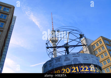 La tour de télévision (Fernsehturm) avec le monde de l'horloge du temps (Weltzeituhr) au premier plan à l'Alexanderplatz dans le centre-ville de Berlin. Berlin, Allemagne Banque D'Images