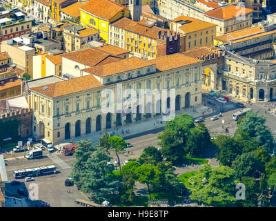 Vue aérienne, Barbieri Palace, Palazzo Barbieri, Arena di Verona, la Piazza Bra, l'amphithéâtre romain, le centre-ville de Vérone, Banque D'Images