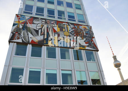 Façade de l'époque communiste de l'ancienne "Haus des Lehrers" (maison de l'enseignant) à Alexanderplatz dans l'ancienne partie est de la ville Berlin, Allemagne Banque D'Images