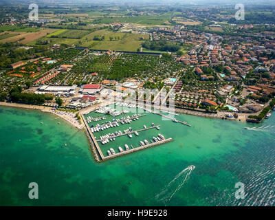 Vue aérienne de plaisance, Peschiera del Garda Camping del Garda, Lac de Garde, Lago di Garda, Peschiera del Garda, Italie du Nord, Banque D'Images