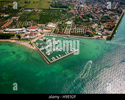 Vue aérienne de plaisance, Peschiera del Garda Camping del Garda, Lac de Garde, Lago di Garda, Peschiera del Garda, Italie du Nord, Banque D'Images