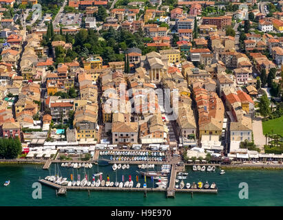 Vue aérienne, Bardolino avec voiliers, esplanade, port de plaisance, du centre-ville, lac de Garde, Lac de Garde, Bardolino, Italie du Nord, Banque D'Images