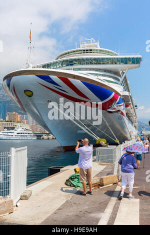 Monaco, Monaco - 30 juillet 2016 : bateau de croisière MV Azura dans le port de Monaco. L'Azura MV est le deuxième plus grand de huit navires actuellement en service avec Pa Banque D'Images