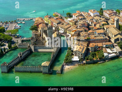 Photo aérienne, vieille ville de Sirmione, péninsule de Sirmione au lac de Garde, Lago di Garda, Sirmione, Italie du Nord, Lombardie, Banque D'Images