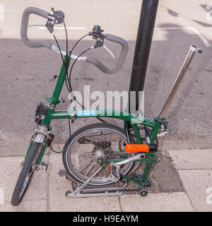 Un pli jusqu'à vélo Brompton au Royaume-Uni Banque D'Images