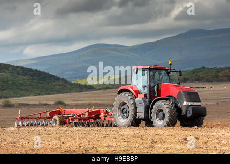 Tracteur à travailler sur la ferme, un transport agricole moderne, un agriculteur travaillant dans le domaine. Banque D'Images