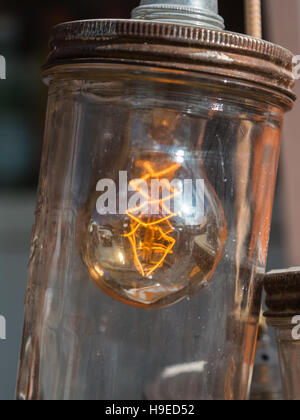 Vintage Electric Light carbone ampoule filament à l'intérieur de l'Ambre, peut Banque D'Images