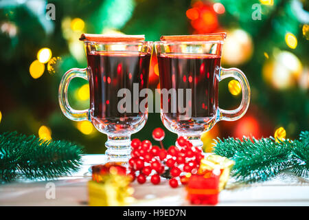 Belle deux verres de vin chaud sur l'arrière-plan flou d'arbre de Noël décoré. l'idée pour les cartes postales. soft focus dof peu profondes. Banque D'Images